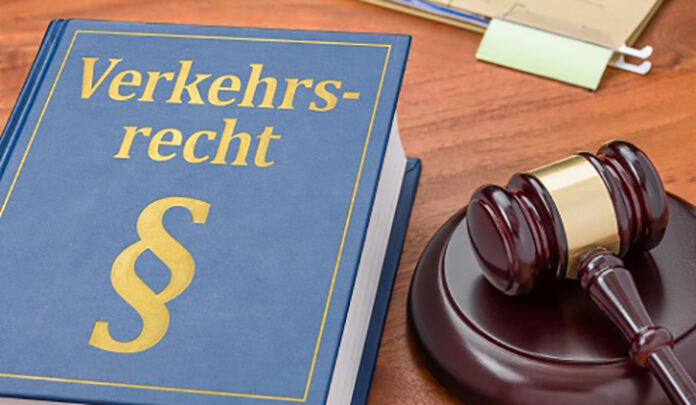 Gesetzbuch mit Richterhammer - Verkehrsrecht